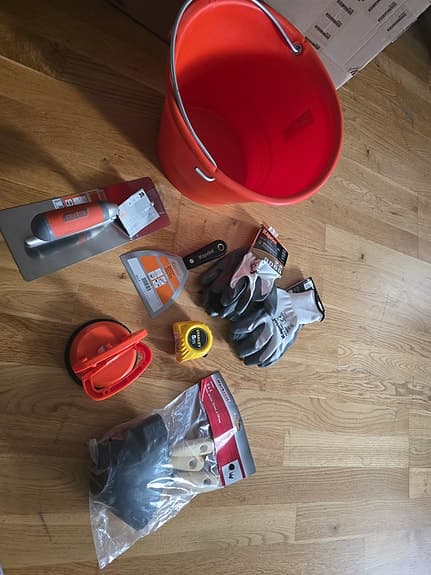 Bygg- och renoveringskit med hink, handskar och verktyg