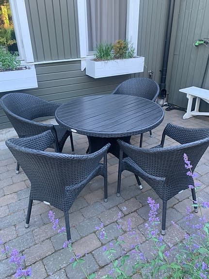 Svart matgrupp Hillerstorp Runt Bord 4 stolar