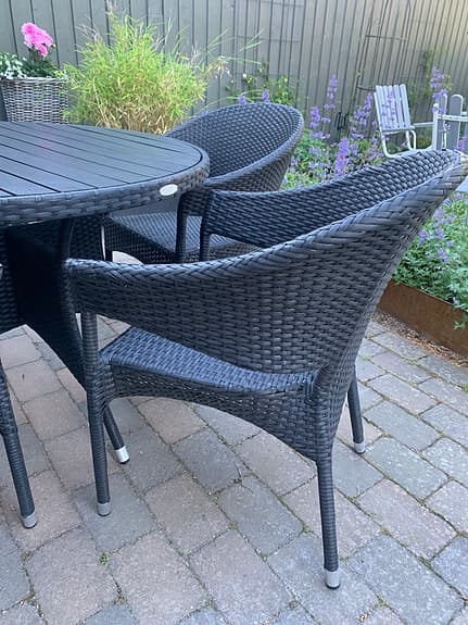 Svart matgrupp Hillerstorp Runt Bord 4 stolar
