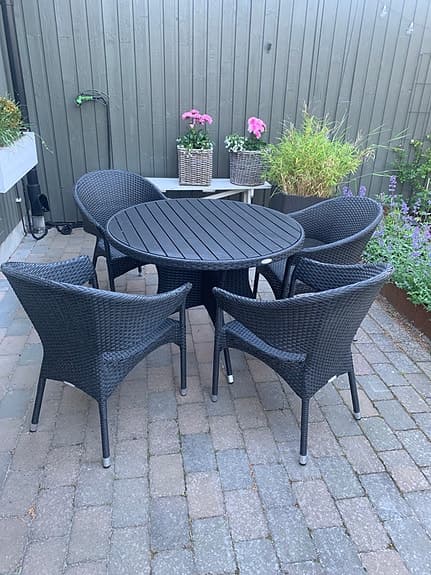 Svart matgrupp Hillerstorp Runt Bord 4 stolar