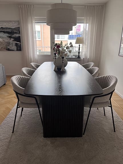 Fin, modern matgrupp med 6 stolar från Mio