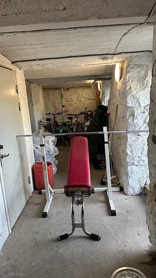 Träningsbänk med skivstång och vikter