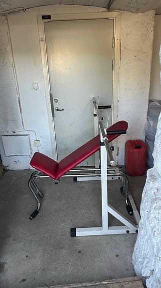 Träningsbänk med skivstång och vikter