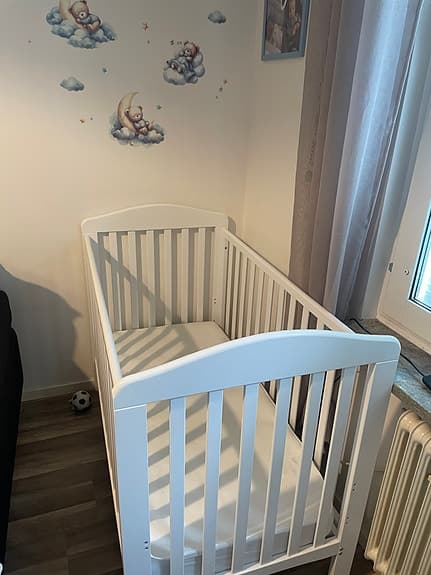 Vit spjälsäng för baby från Jollyroom hämtas på plats!
