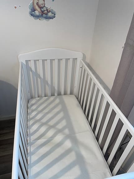 Vit spjälsäng för baby från Jollyroom hämtas på plats!