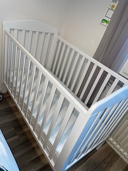 Vit spjälsäng för baby från Jollyroom hämtas på plats!
