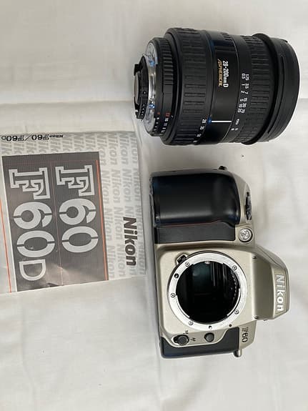 Nikon F60, objektiv, blixtaggregat och kameraväska.