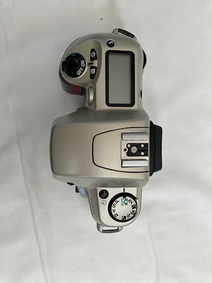 Nikon F60, objektiv, blixtaggregat och kameraväska.