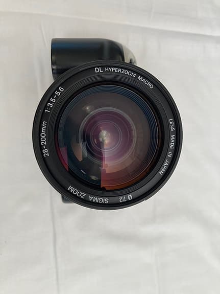 Nikon F60, objektiv, blixtaggregat och kameraväska.