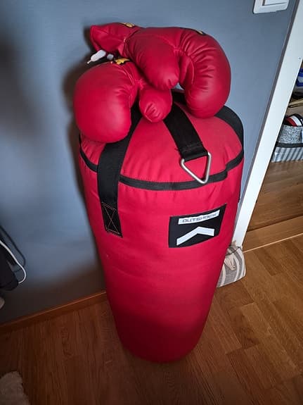 Boxningssäck 15kg från Outshock inkl handskar