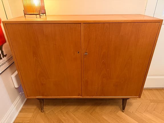Rejält Teak skåp