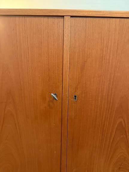 Rejält Teak skåp