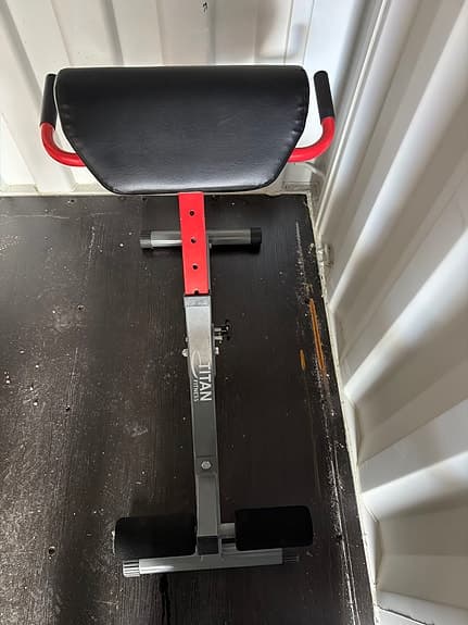 Titan Fitness magbänk svart/röd
