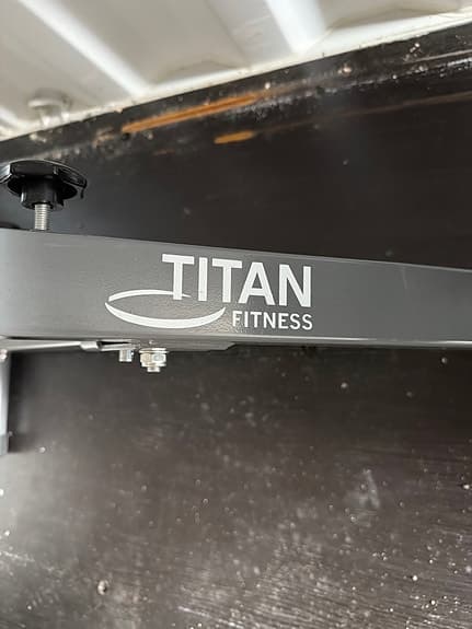 Titan Fitness magbänk svart/röd