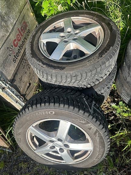 Kumho dubbade vinterdäck 205/60 R16 på aluminiumfälg
