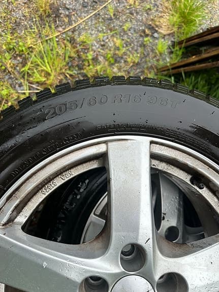 Kumho dubbade vinterdäck 205/60 R16 på aluminiumfälg