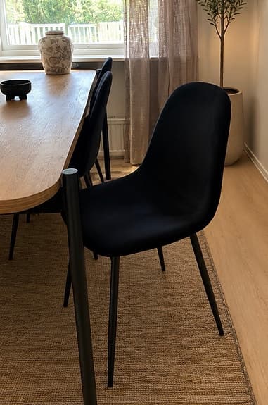 Matgrupp med stolar