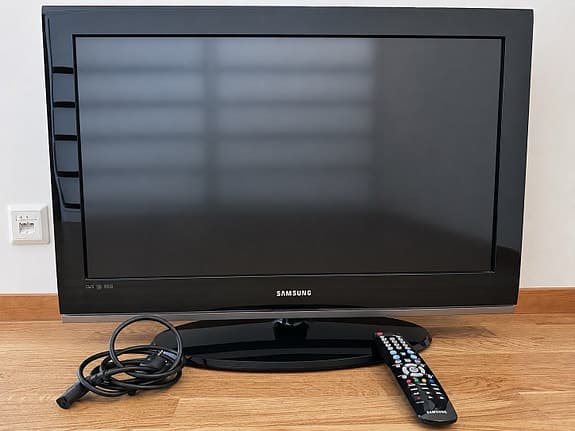 Samsung 32” LCD-TV med fjärrkontroll – perfekt för retrospel och VHS