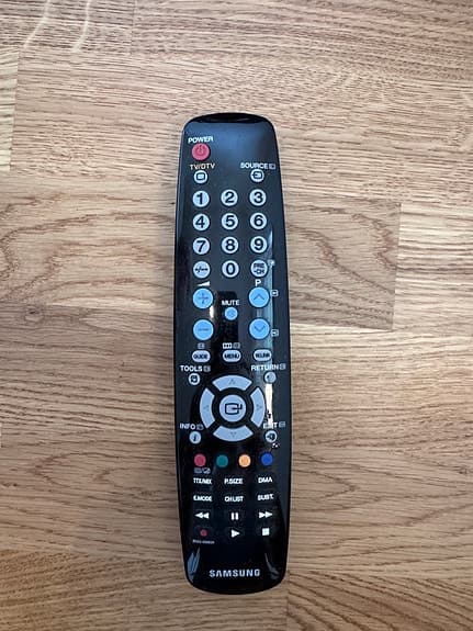 Samsung 32” LCD-TV med fjärrkontroll – perfekt för retrospel och VHS
