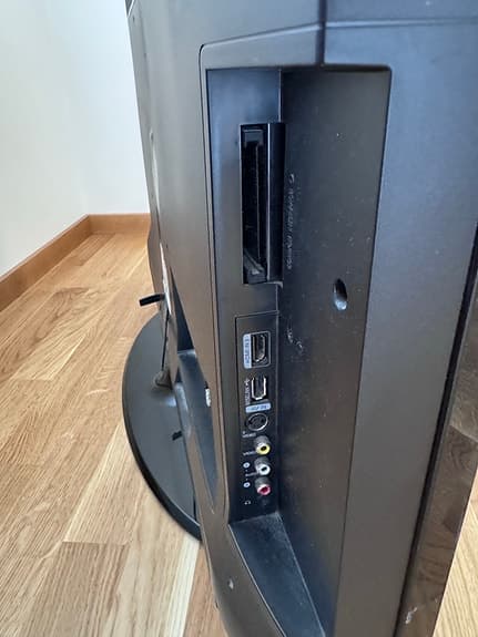 Samsung 32” LCD-TV med fjärrkontroll – perfekt för retrospel och VHS