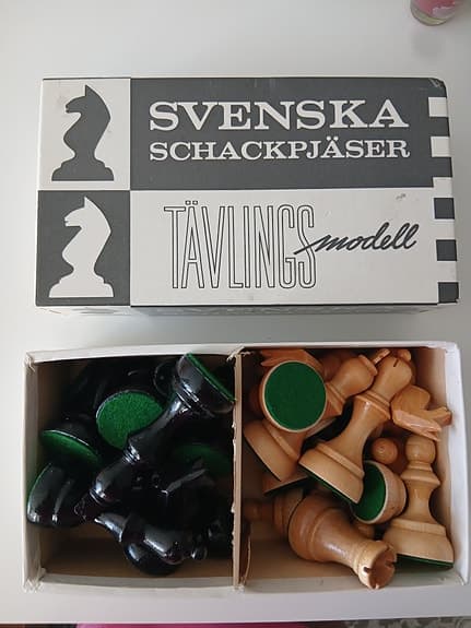 Svenska schackpjäser tävlingsmodell i trä