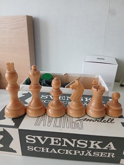 Svenska schackpjäser tävlingsmodell i trä