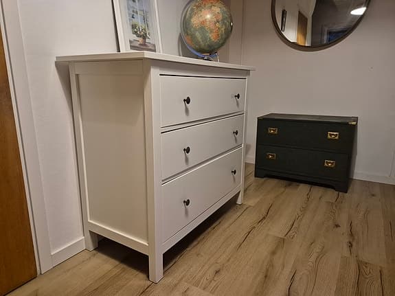 Hemnes byrå med 3 lådor.