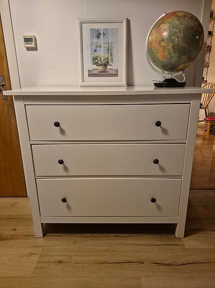 Hemnes byrå med 3 lådor.