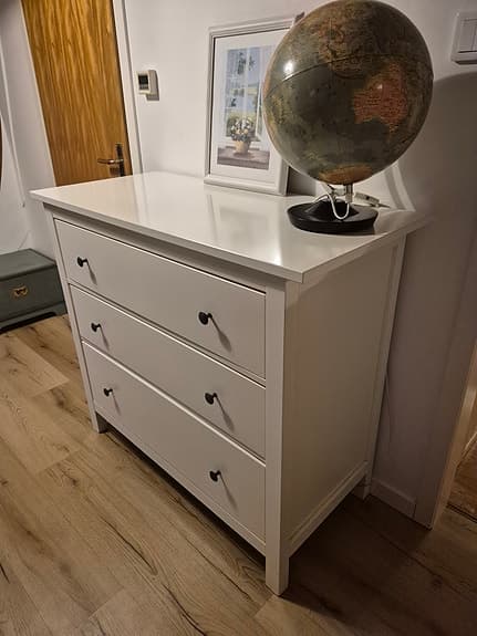 Hemnes byrå med 3 lådor.
