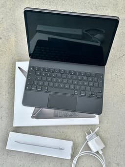Apple iPad Pro surfplatta 2 TB med Magic Keyboard