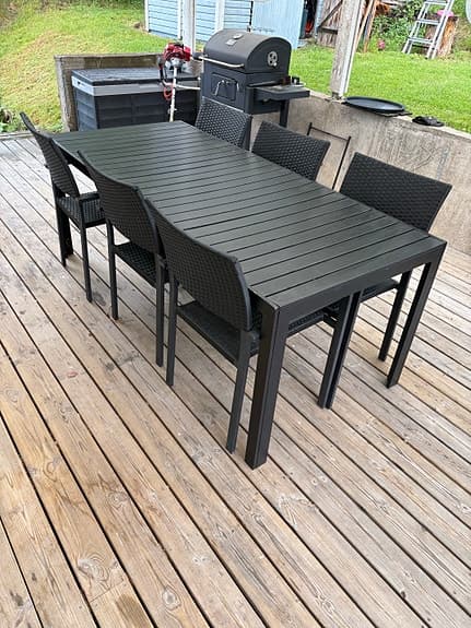 Svart matgrupp utebord med 6 stolar