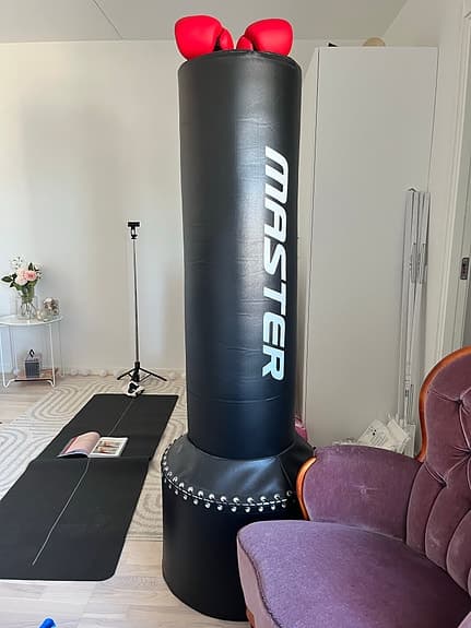 Master fristående boxningssäck svart