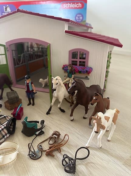Schleich hästgård med stall och massor av extra hästar och utrustning