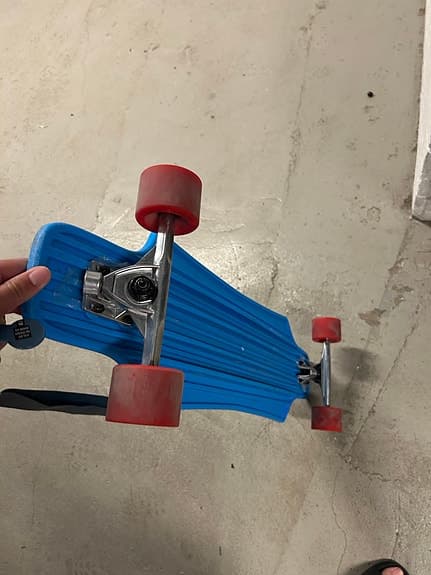 Blå longboard skateboard med röda hjul