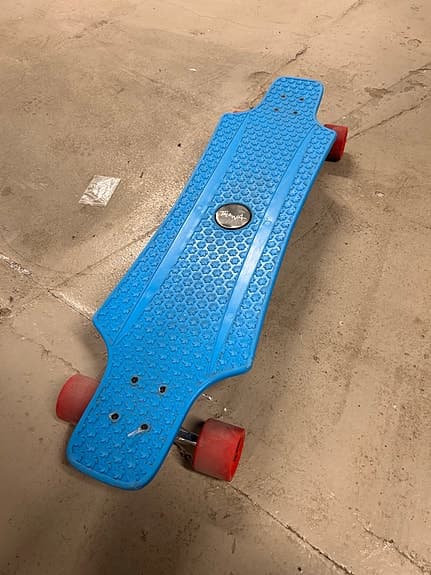 Blå longboard skateboard med röda hjul