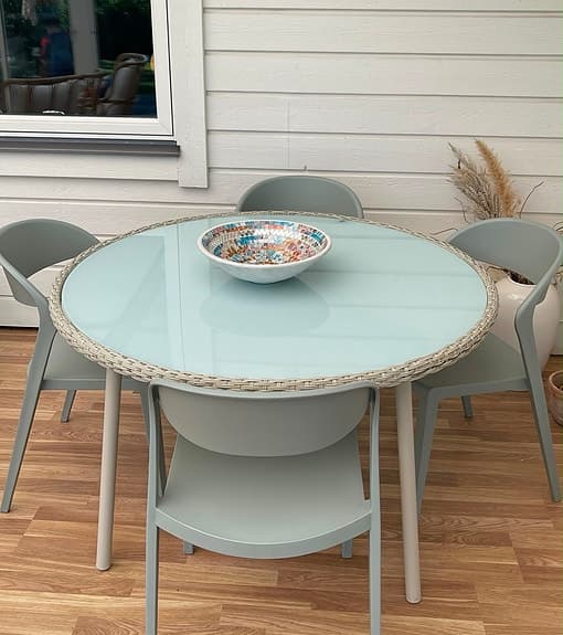 Elegant matgrupp för uteplats, uterum eller altan