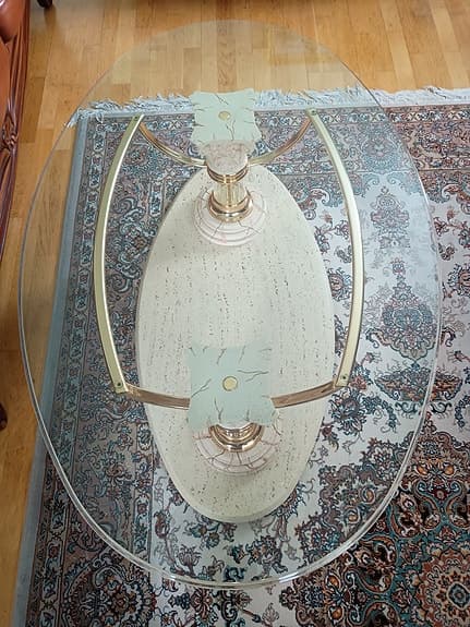 soffbord i gotisk still. glas och marmor