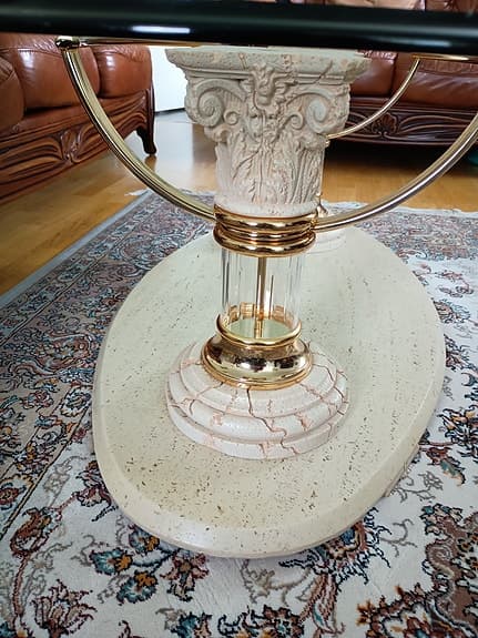 soffbord i gotisk still. glas och marmor