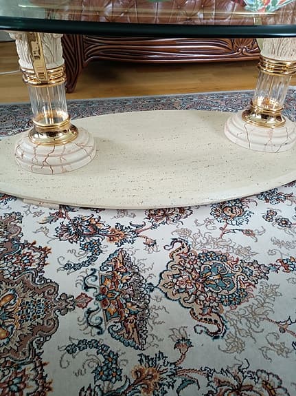 soffbord i gotisk still. glas och marmor
