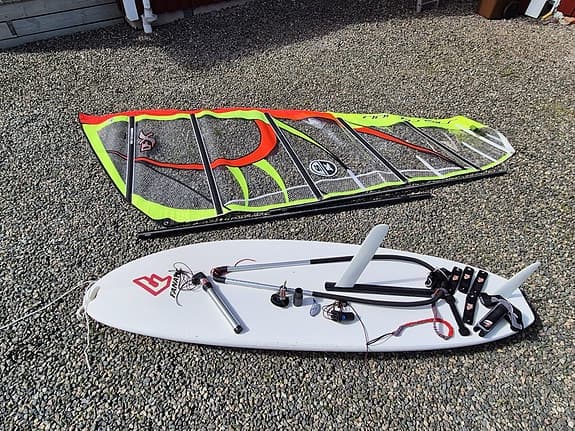 Vind surfbräda med tre segel
