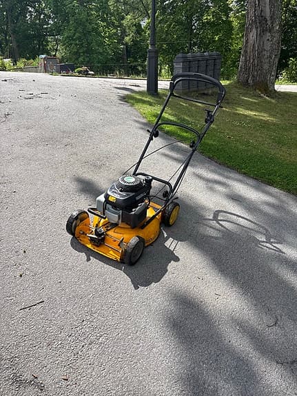 Gul bensindriven gräsklippare