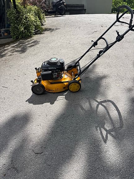 Gul bensindriven gräsklippare