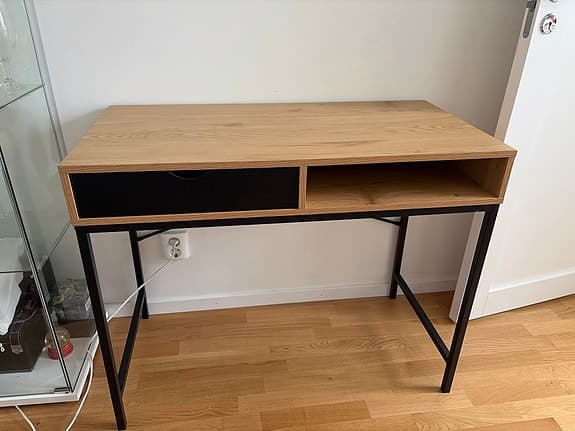 Skrivbord med en låda och ett öppet fack