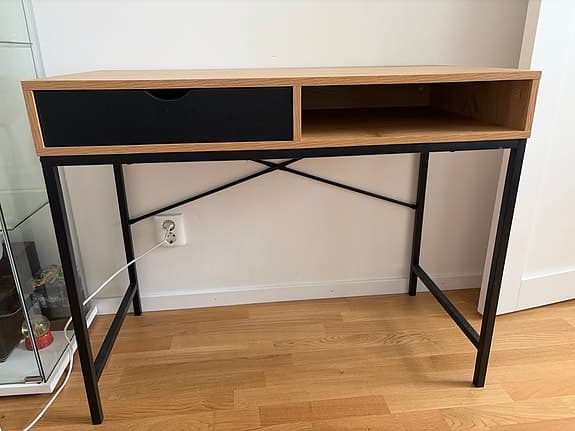 Skrivbord med en låda och ett öppet fack