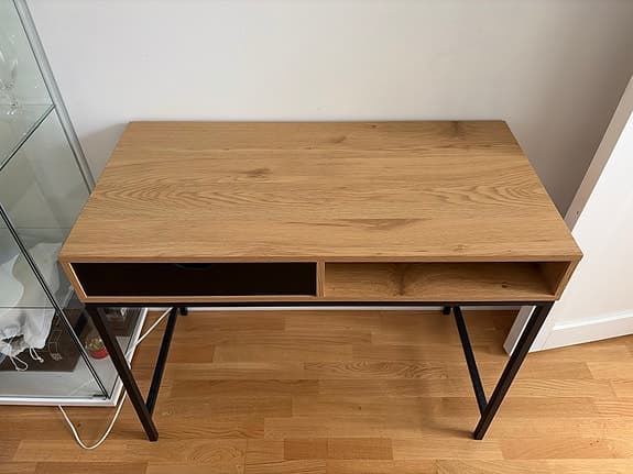 Skrivbord med en låda och ett öppet fack