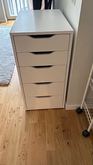 Alex hurts med lådor