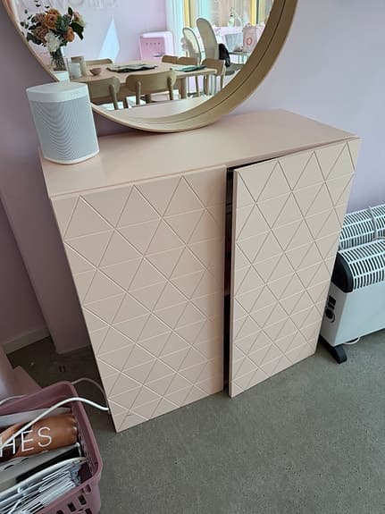 Rosa skåp från Decotique