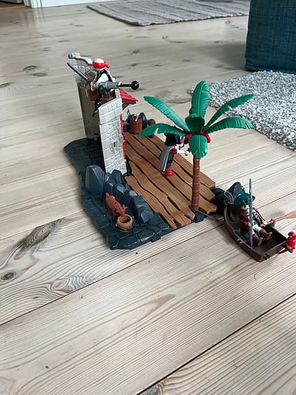 Playmobil piratfort med brygga och båt