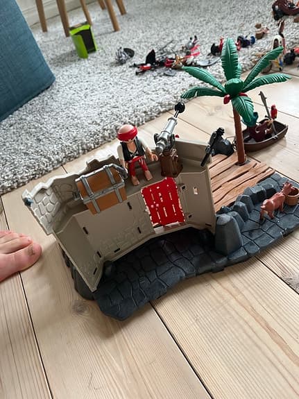 Playmobil piratfort med brygga och båt