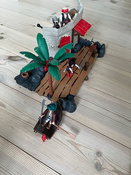 Playmobil piratfort med brygga och båt